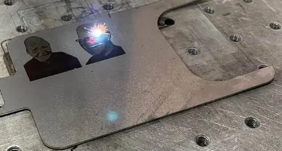 Gravação a laser em peça metálica