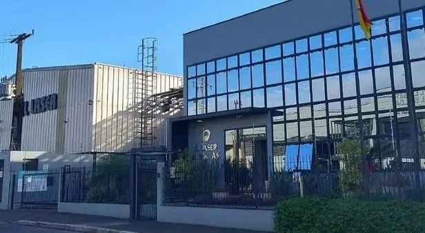Vista aérea da unidade fabril com painéis solares